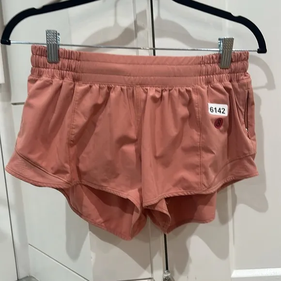 (6142) LULULEMON Hotty Hot Low-Rise Lined Short 2.5&quot; Sz 8 **LOVED *EUC