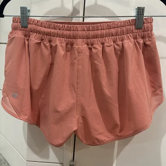 (6142) LULULEMON Hotty Hot Low-Rise Lined Short 2.5&quot; Sz 8 **LOVED *EUC
