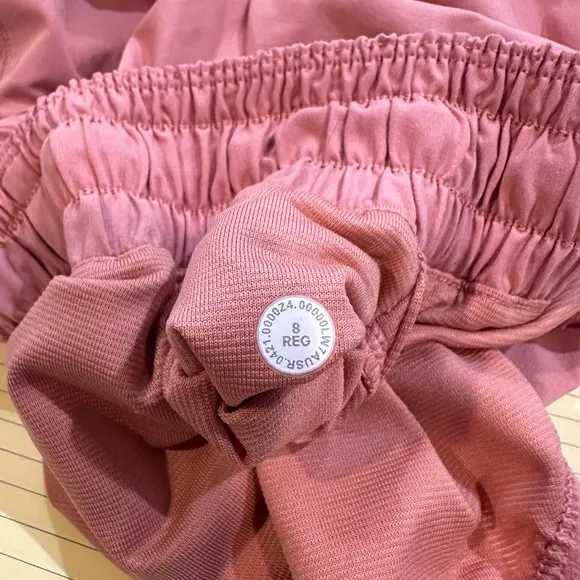 (6142) LULULEMON Hotty Hot Low-Rise Lined Short 2.5&quot; Sz 8 **LOVED *EUC