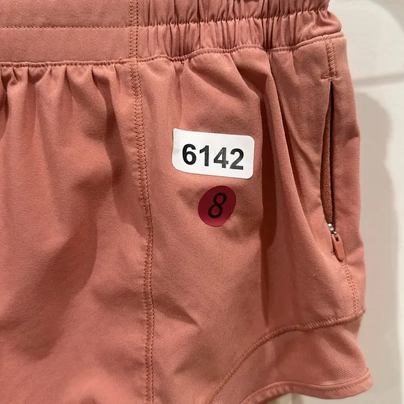 (6142) LULULEMON Hotty Hot Low-Rise Lined Short 2.5&quot; Sz 8 **LOVED *EUC