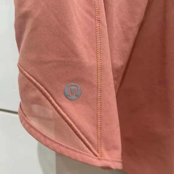 (6142) LULULEMON Hotty Hot Low-Rise Lined Short 2.5&quot; Sz 8 **LOVED *EUC