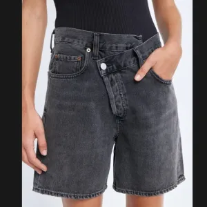 AGOLDE Criss Cross Upsized Denim Shorts Photogram Black