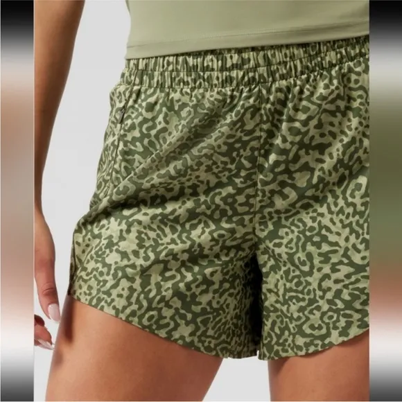 Athleta Hustle 4.5” Short, High Rise in Green Camo. Size XL.