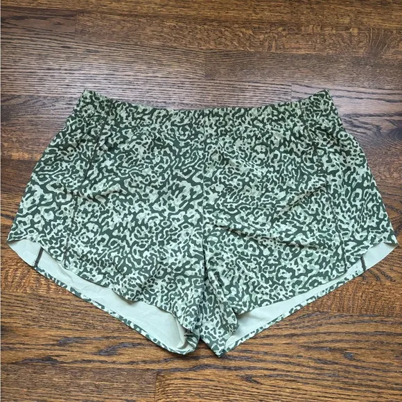 Athleta Hustle 4.5” Short, High Rise in Green Camo. Size XL.