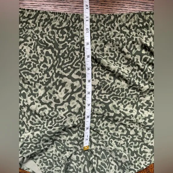 Athleta Hustle 4.5” Short, High Rise in Green Camo. Size XL.