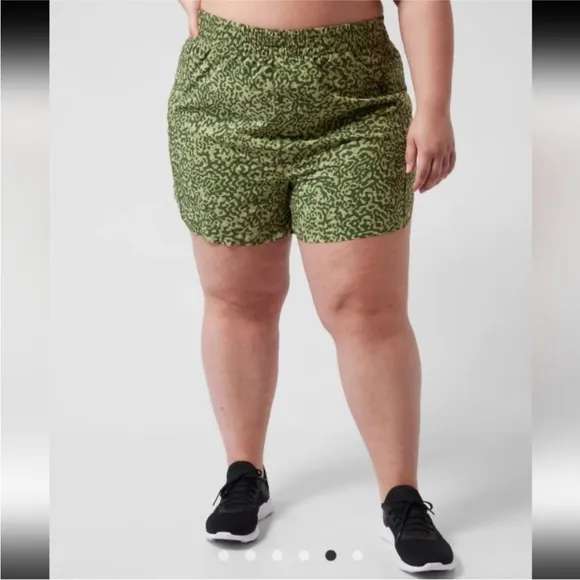 Athleta Hustle 4.5” Short, High Rise in Green Camo. Size XL.