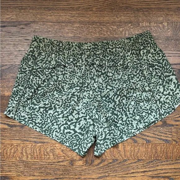 Athleta Hustle 4.5” Short, High Rise in Green Camo. Size XL.