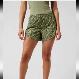 Athleta Hustle 4.5” Short, High Rise in Green Camo. Size XL.