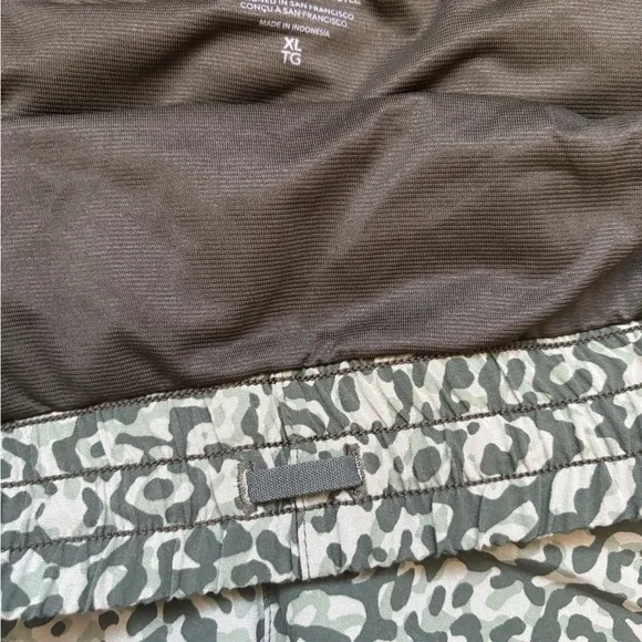 Athleta Hustle 4.5” Short, High Rise in Green Camo. Size XL.