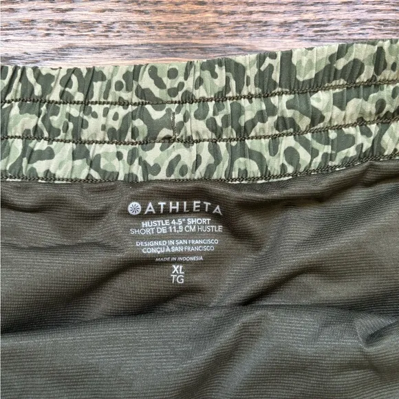 Athleta Hustle 4.5” Short, High Rise in Green Camo. Size XL.