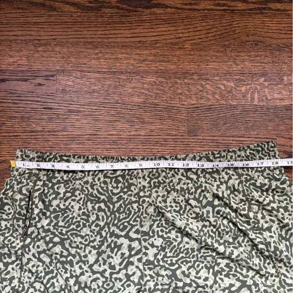Athleta Hustle 4.5” Short, High Rise in Green Camo. Size XL.