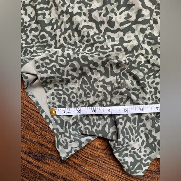 Athleta Hustle 4.5” Short, High Rise in Green Camo. Size XL.