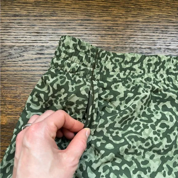 Athleta Hustle 4.5” Short, High Rise in Green Camo. Size XL.