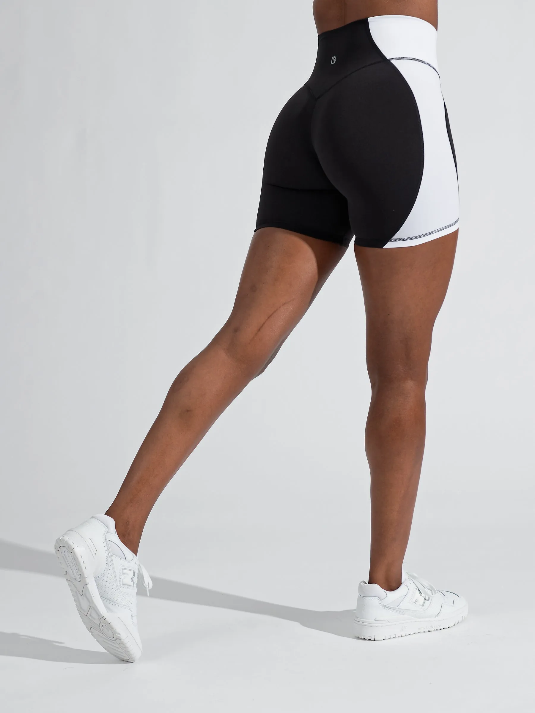 Aurora Short 6" - Onyx Black and White