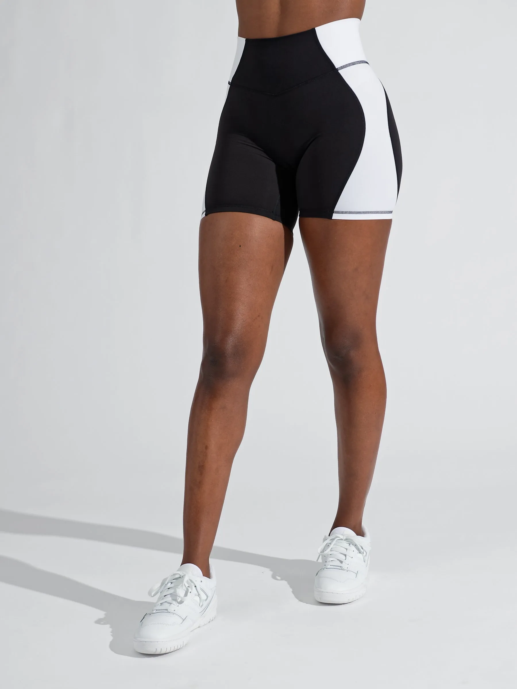 Aurora Short 6" - Onyx Black and White