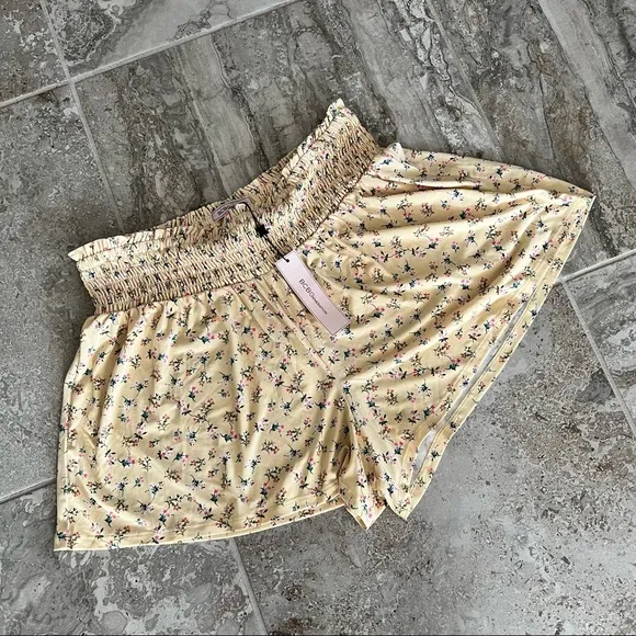 BCBGeneration Smocked Shorts Floral Yellow Size L NWT $68.00