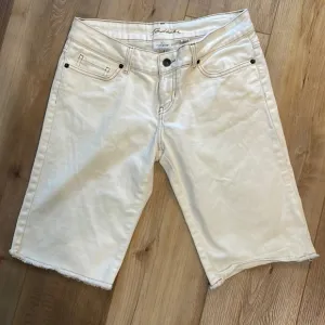 Jordache Bermuda shorts stretch white cut offs white embellished fringe size 9