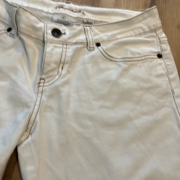 Jordache Bermuda shorts stretch white cut offs white embellished fringe size 9