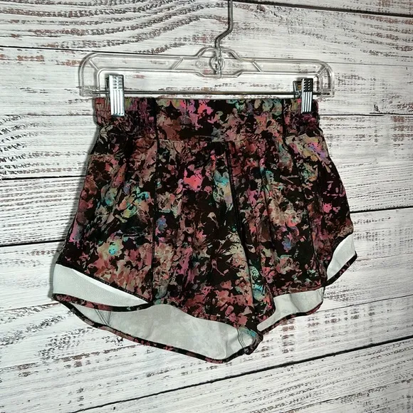 Lululemon Hotty Hot Low-Rise LinedShort 4&quot;Stencil Blossom Multi Sheer Blue 6
