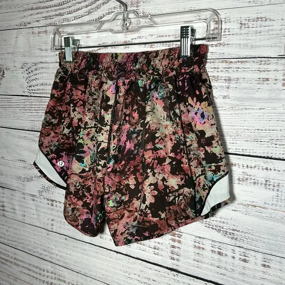 Lululemon Hotty Hot Low-Rise LinedShort 4&quot;Stencil Blossom Multi Sheer Blue 6