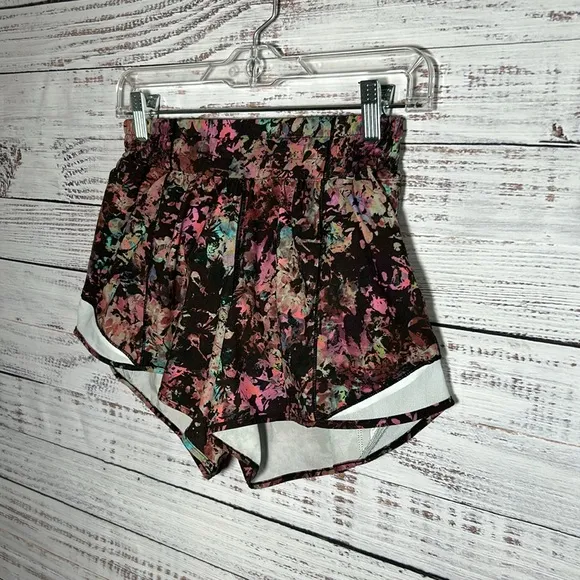 Lululemon Hotty Hot Low-Rise LinedShort 4&quot;Stencil Blossom Multi Sheer Blue 6