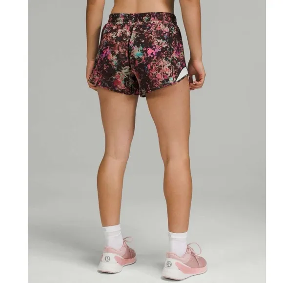 Lululemon Hotty Hot Low-Rise LinedShort 4&quot;Stencil Blossom Multi Sheer Blue 6