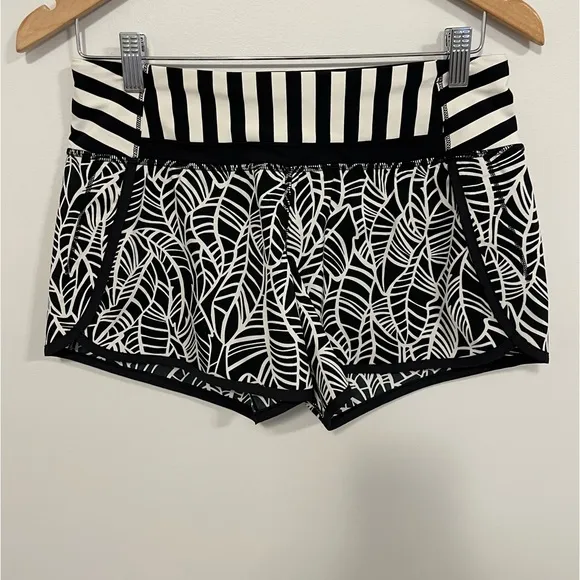 Lululemon Run Times Short *4-Way Stretch Pretty Palm Black Angel Wing 4
