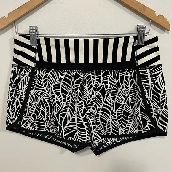 Lululemon Run Times Short *4-Way Stretch Pretty Palm Black Angel Wing 4