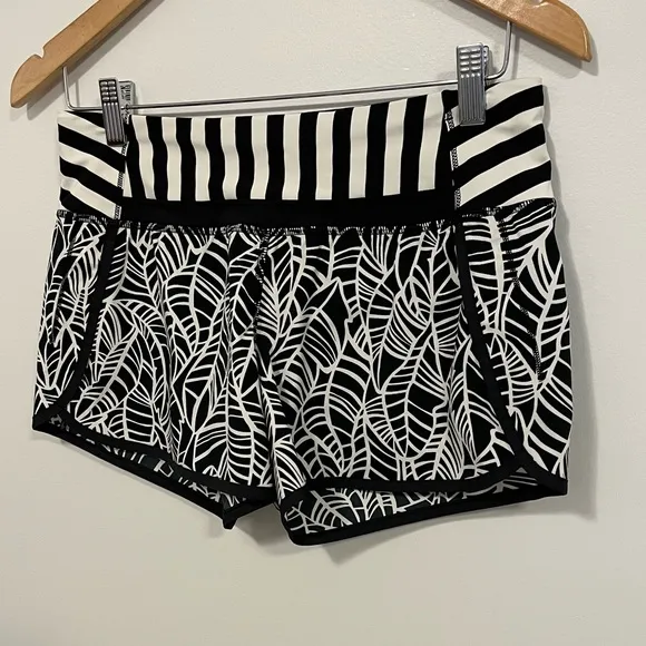 Lululemon Run Times Short *4-Way Stretch Pretty Palm Black Angel Wing 4