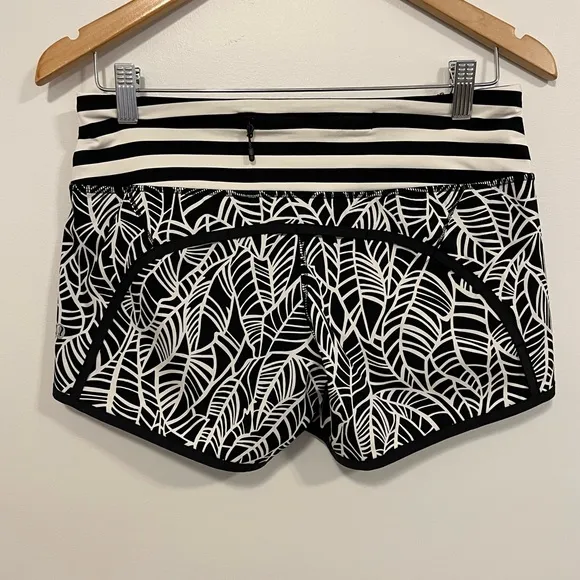 Lululemon Run Times Short *4-Way Stretch Pretty Palm Black Angel Wing 4