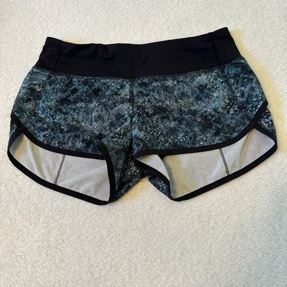 Lululemon Speed 2.5” Running Shorts in Fairisle size 4