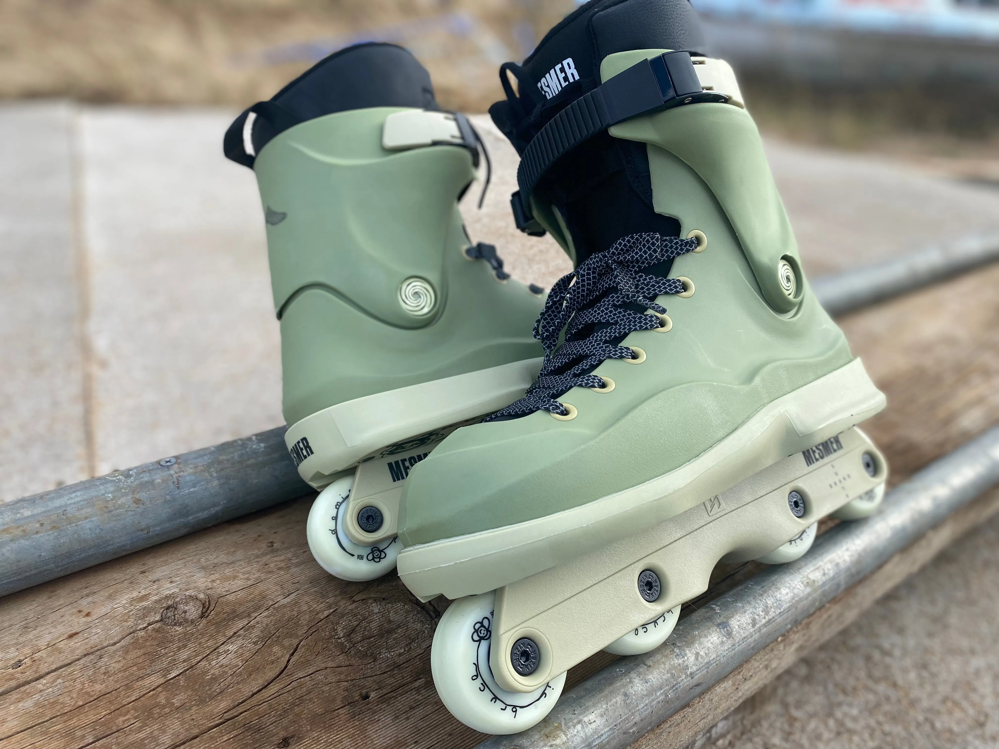 MESMER SKATES  - DOMINIC BRUCE PRO MODEL THRONE