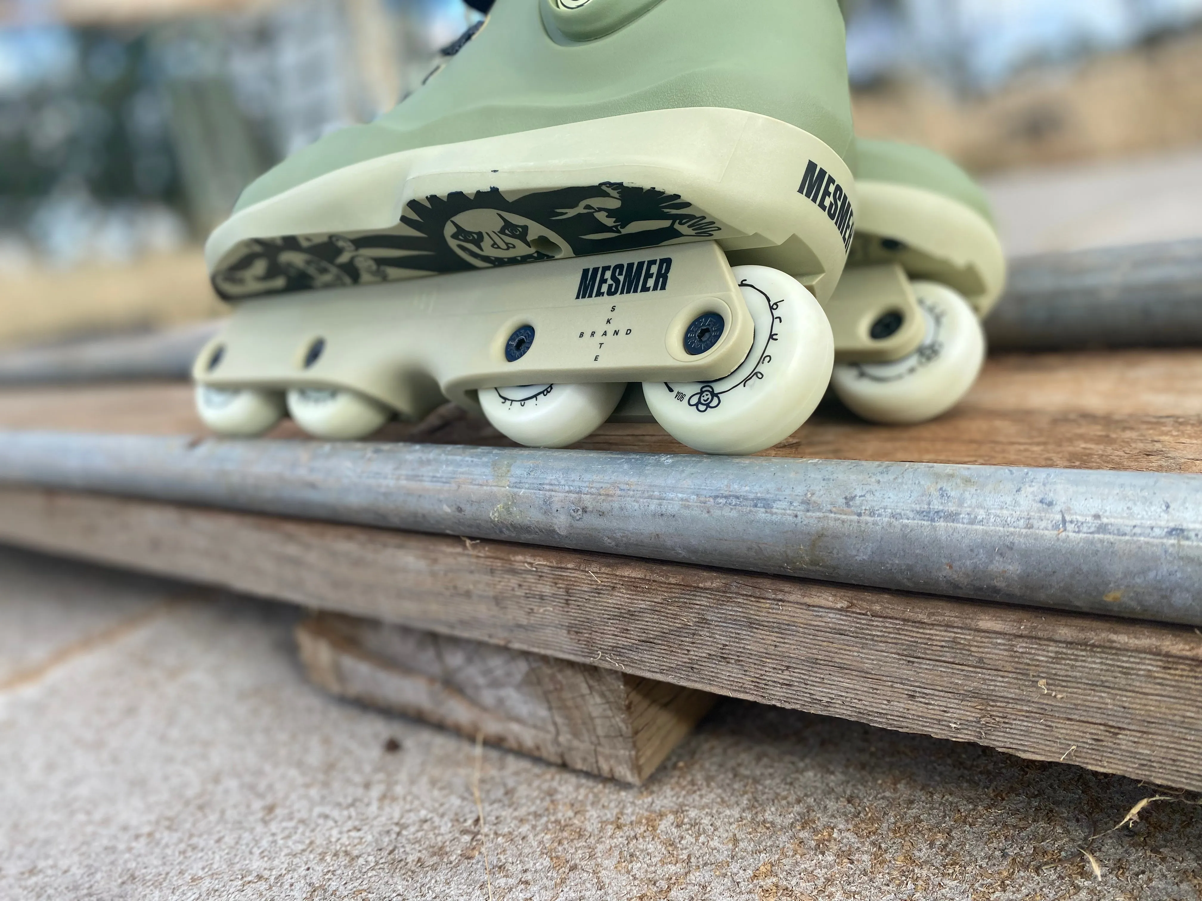 MESMER SKATES  - DOMINIC BRUCE PRO MODEL THRONE