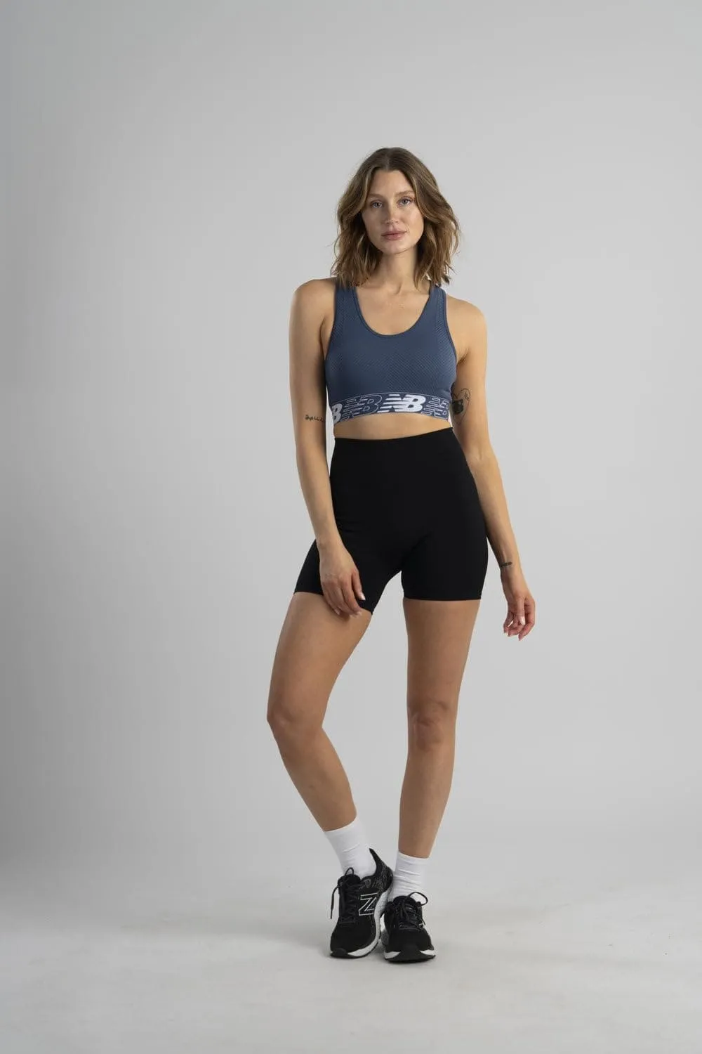 New Balance Womens Seamless Wirefree, Racerback Sports Bra with Removable Pads, Bottom Band with Logo, Munsell White