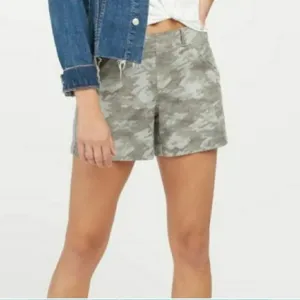 NEW Spanx Stretch Twill Shorts, 4 inch STONE WASH CAMO size L