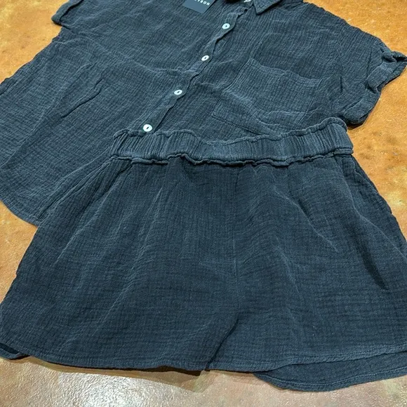 NWT Heyson, boutique brand. Gauze black mineral washed short set. Severa…