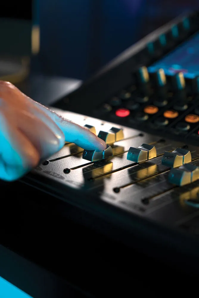 Peavey Aureus Series "AUREUS28" Digital 28-Channel Mixer with WiFi & Bluetooth